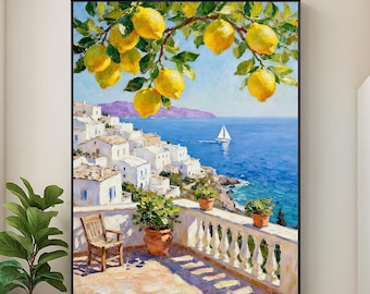 Op de afbeelding: Een verticaal olieverfschilderij op doek met een mediterrane kustscène met een wit stenen balkon, een houten stoel en potplanten. Daarboven hangen heldergele citroenen aan takken tegen een helderblauwe lucht en zee met een zeilboot.