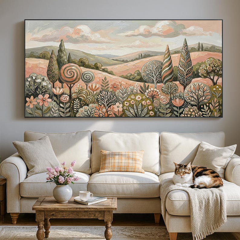Pu&ograve; includere: Un grande dipinto di paesaggio raffigura una serena scena di campagna. Colline e campi ondulati sono dipinti in morbidi rosa, verdi e marroni. Alberi e fiori di varie forme e dimensioni riempiono il primo piano. L'opera d'arte &egrave; incorniciata e appesa sopra un divano color crema.