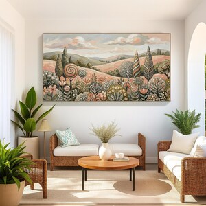 Pu&ograve; includere: Un grande dipinto di paesaggio raffigura un campo stravagante con alberi e fiori stilizzati in morbidi rosa, verdi e marroni. L'opera d'arte &egrave; appesa sopra un divano in vimini e un tavolino rotondo in legno, creando un accogliente spazio esterno.