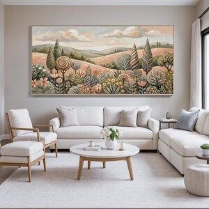 Pu&ograve; includere: Un grande dipinto di paesaggio con cornice dorata &egrave; appeso sopra un divano bianco. L'opera raffigura un campo colorato con alberi e dolci colline sotto un cielo nuvoloso. La stanza presenta anche mobili bianchi e un tavolino rotondo.