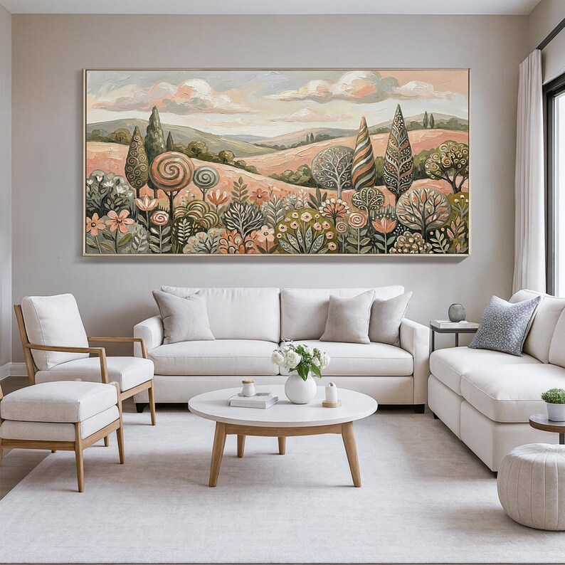 Pu&ograve; includere: Un grande dipinto di paesaggio con cornice dorata &egrave; appeso sopra un divano bianco. L'opera raffigura un campo colorato con alberi e dolci colline sotto un cielo nuvoloso. La stanza presenta anche mobili bianchi e un tavolino rotondo.