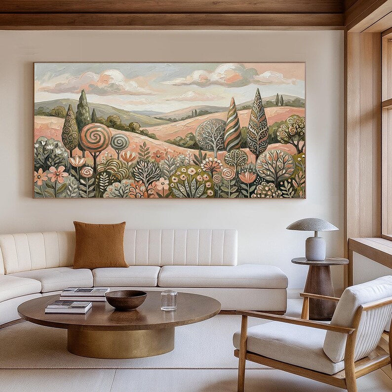 Pu&ograve; includere: Un grande dipinto di paesaggio raffigura una scena di campagna stilizzata. L'opera presenta colline, alberi e fiori in morbidi colori pastello. Il dipinto &egrave; appeso sopra un divano bianco e un tavolino rotondo.