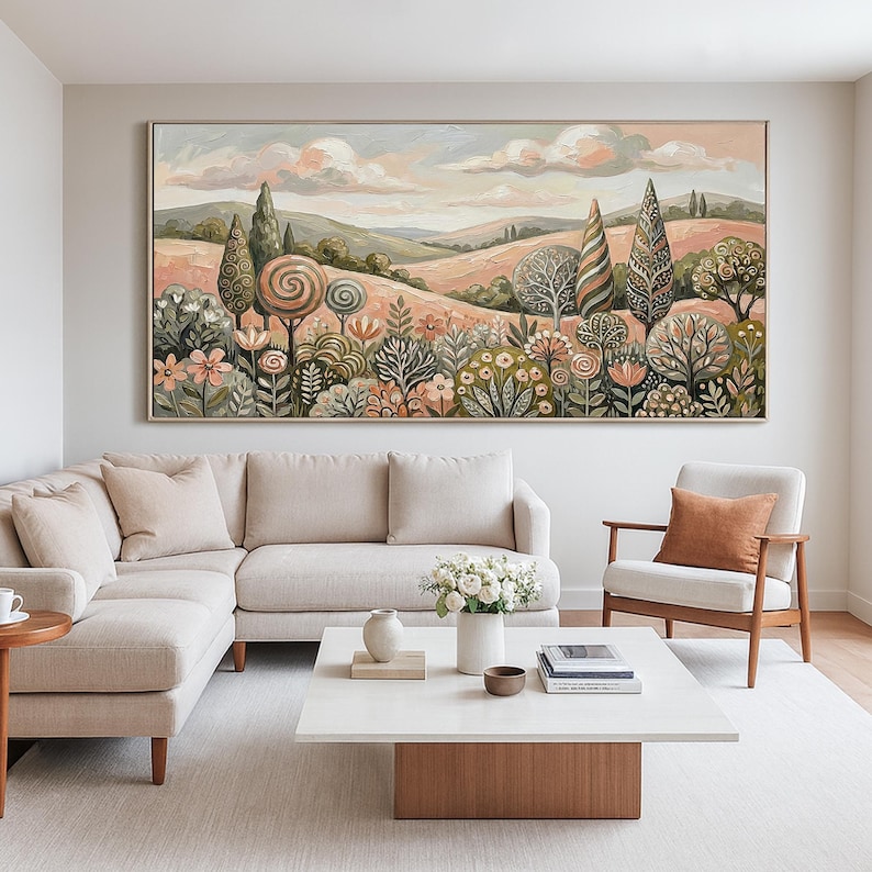 Pu&ograve; includere: Un grande dipinto di paesaggio incorniciato raffigura un campo stravagante con alberi e fiori stilizzati nei toni del rosa, verde e marrone. L'opera d'arte &egrave; appesa sopra un divano angolare beige e un tavolino bianco.