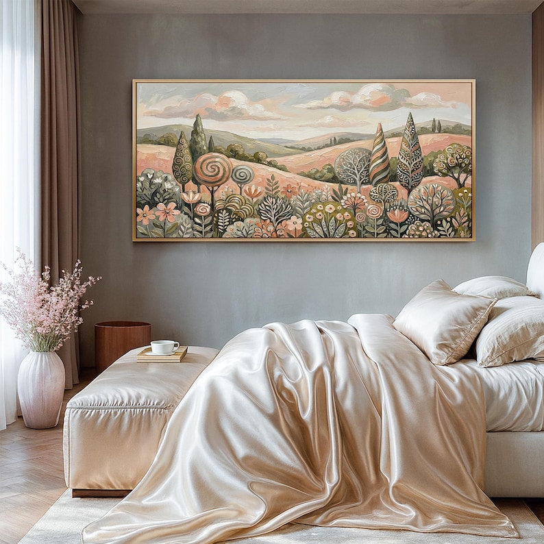 Pu&ograve; includere: Un dipinto di paesaggio incorniciato con una cornice dorata raffigura una scena di giardino stravagante con alberi stilizzati, fiori e dolci colline in morbidi colori pastello. Il dipinto &egrave; appeso sopra un letto con un piumino e cuscini di raso.