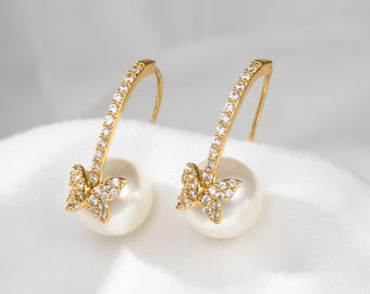 Orecchini pendenti a farfalla con perle • Orecchini ad arco con cristalli dorati • Eleganti gioielli da sposa • Delicato regalo romantico per lei • Alicia Bonnie