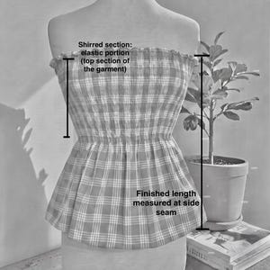 Peut inclure: Un haut &agrave; carreaux sans bretelles sur un mannequin avec une section sup&eacute;rieure &eacute;lastique fronc&eacute;e et un ourlet &eacute;vas&eacute;. Le texte sur l'image indique la section fronc&eacute;e et la longueur finie mesur&eacute;e au niveau de la couture lat&eacute;rale.
