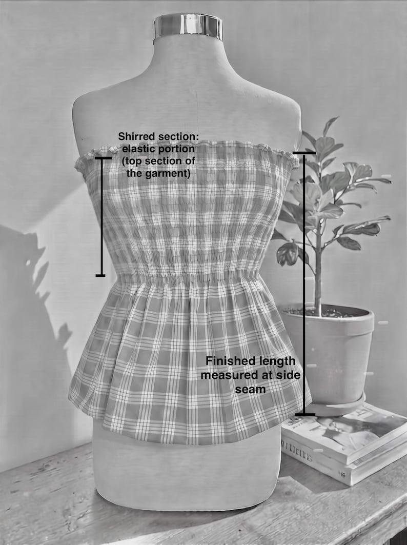 Peut inclure: Un haut &agrave; carreaux sans bretelles sur un mannequin avec une section sup&eacute;rieure &eacute;lastique fronc&eacute;e et un ourlet &eacute;vas&eacute;. Le texte sur l'image indique la section fronc&eacute;e et la longueur finie mesur&eacute;e au niveau de la couture lat&eacute;rale.