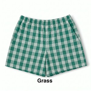 K&ouml;nnte beinhalten: Gr&uuml;n-wei&szlig; karierte Shorts mit elastischem Bund und zwei Seitentaschen. Der Stoff zeigt ein durchgehendes Karomuster. Unter den Shorts ist das Wort Grass in schwarzer Schrift aufgedruckt.