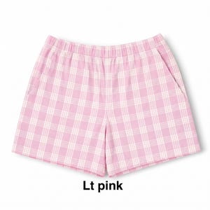K&ouml;nnte beinhalten: Hellrosa Shorts mit wei&szlig;em Karomuster, elastischem Bund und zwei Seitentaschen. Der Text Lt pink ist unter der Shorts aufgedruckt. Diese Shorts haben einen klassischen Schnitt mit geradem Saum und einem durchgehenden Gittermuster.