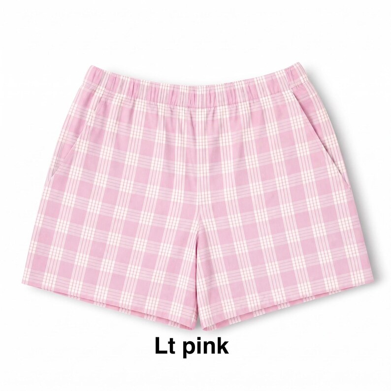 K&ouml;nnte beinhalten: Hellrosa Shorts mit wei&szlig;em Karomuster, elastischem Bund und zwei Seitentaschen. Der Text Lt pink ist unter der Shorts aufgedruckt. Diese Shorts haben einen klassischen Schnitt mit geradem Saum und einem durchgehenden Gittermuster.