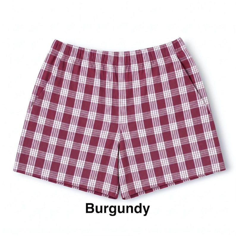K&ouml;nnte beinhalten: Burgunderrote Shorts mit einem wei&szlig;en Karomuster und einem Gitterdesign. Die Shorts haben einen elastischen Bund und zwei Seitentaschen. Der Stoff zeigt ein durchgehendes Karomuster auf dem gesamten Kleidungsst&uuml;ck, das als Burgundy bezeichnet wird.