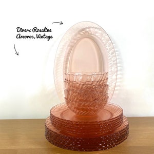 Puede incluir: Un juego de platos de vidrio rosa vintage, que incluye una gran bandeja ovalada para servir, cuatro tazones y una pila de platos para cenar. Los platos tienen un diseño texturizado y ondulado.