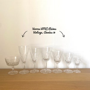 Puede incluir: Un juego de siete vasos de cristal vintage de VMC Reims, Francia. Los vasos son transparentes y tienen un patrón en forma de diamante. El juego incluye una copa de champán, una copa de vino, una copa de agua, una copa de licor y una copa de chupito. Los vasos están en buen estado y serían una gran adición a cualquier bar o mesa de comedor.