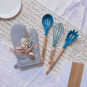 Gravierter Holzlöffel und Pfannenwender, personalisierte Geschenke, Backgeschenkbox, Kochgeschenk mit Mikrowellenhandschuhen, Blumengeschenkbox, Geschenk für Mama