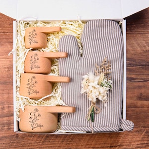 Wood Measuring Cups and Microwave Gloves Set, Engraved Baking Bundle, Bridal Shower Gifts, Kitchenware Gift Box, Housewarming Gifts