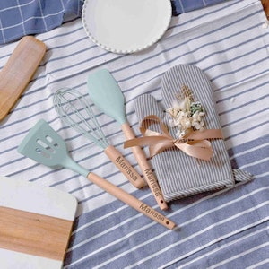 Holzbackset, Geschenk für Großeltern, Neues Zuhause Geschenk, Küchenutensilien mit Gravur, Pfannenwender, Eierbecher, Backwerkzeug für den Koch