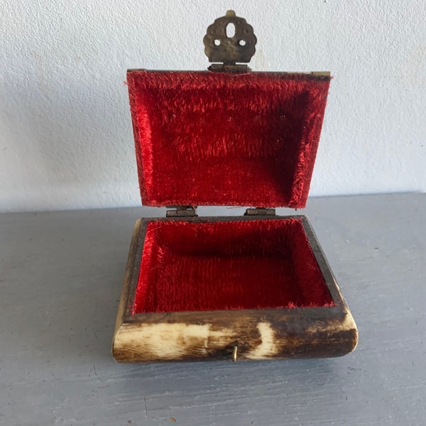 Small vintage chest trinket box. Red velvet inlay. Moroccan vintage trinket chest. Jewellery box. Camel bone