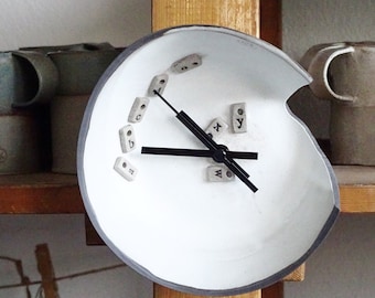 Orologio da parete in ceramica bianca fatto a mano: arte astratta in gres