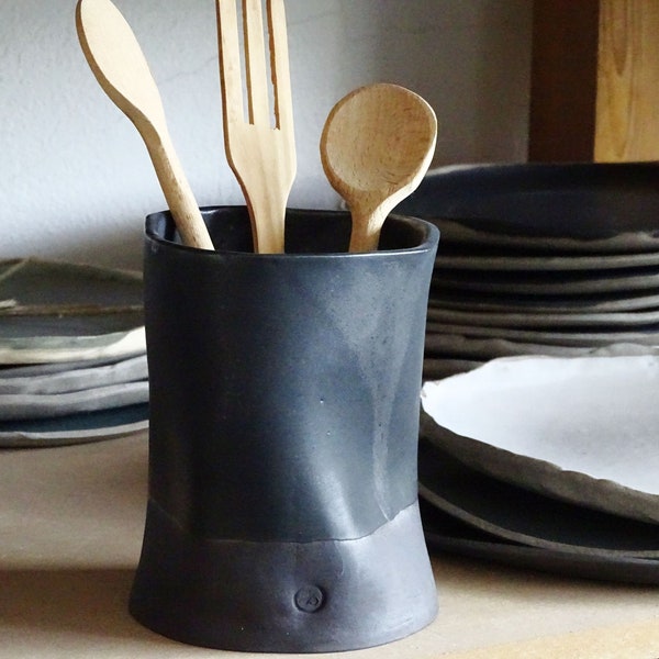 Pot porte-ustensiles en céramique noire, mijoteuse en grès, vase minimaliste, pot de rangement pour cuillère de cuisine, organisateur d'ustensiles de poterie biologique