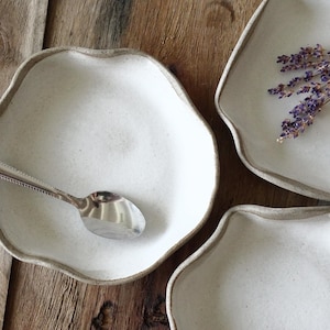 Piatto a forma di conchiglia in ceramica bianca: ciotola in gres fatta a mano