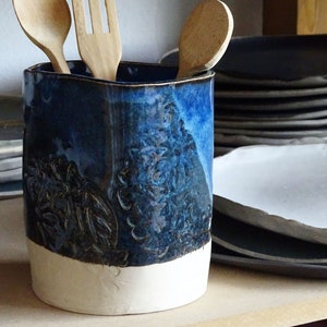 Blauer Keramik Utensilienhalter Glas, Steingut-Keramik-Topf, Minimalistische Vase, Küchenlöffel-Vorratsglas Bio-Keramik-Utensilien-Organisator