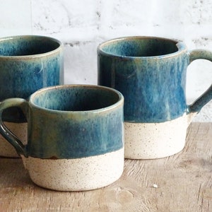 Blaue Keramiktasse, Minimalistische Bio-Keramik-Kaffeetasse, Steinguttasse, einzigartige rustikale Geschirrtasse, handgemachte Keramik-Teetasse, Ironstone Tasse