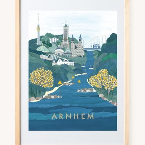 Op de afbeelding: Een kleurrijke illustratie van de stad Arnhem, Nederland. De illustratie toont een rivier, gebouwen, bomen en de tekst "ARNHEM".