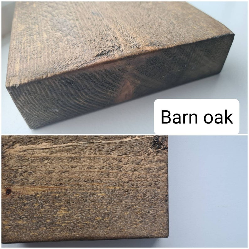 K&ouml;nnte beinhalten: Nahaufnahme eines Holzteils, das in einer dunkelbraunen Farbe mit einem leicht r&ouml;tlichen Farbton gebeizt ist. Das Holz hat eine grobe Textur und die Beize ist ungleichm&auml;&szlig;ig, was ihm ein rustikales Aussehen verleiht. Der Text "Barn oak" ist im Bild sichtbar.