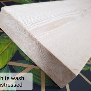 K&ouml;nnte beinhalten: Wei&szlig; gewaschene, abgenutzte Holzplanke mit leicht abgerundeter Kante. Das Holz hat eine nat&uuml;rliche Maserung und eine helle, verwitterte Optik.