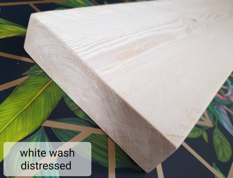 K&ouml;nnte beinhalten: Wei&szlig; gewaschene, abgenutzte Holzplanke mit leicht abgerundeter Kante. Das Holz hat eine nat&uuml;rliche Maserung und eine helle, verwitterte Optik.