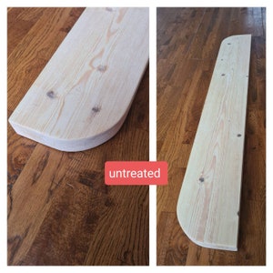 Puede incluir: Dos im&aacute;genes de una estanter&iacute;a de madera con bordes redondeados. La primera imagen muestra la estanter&iacute;a en su estado natural, sin tratar. La segunda imagen muestra la estanter&iacute;a despu&eacute;s de haber sido tratada con un sellador transparente. El texto "untreated" est&aacute; escrito en la primera imagen.