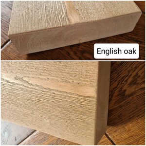 K&ouml;nnte beinhalten: Nahaufnahme einer hellbraunen Holzplanke mit einer grobk&ouml;rnigen Textur. Das Holz hat eine nat&uuml;rliche Oberfl&auml;che und zeigt die Maserung. Der Text "English oak" ist im Bild sichtbar.