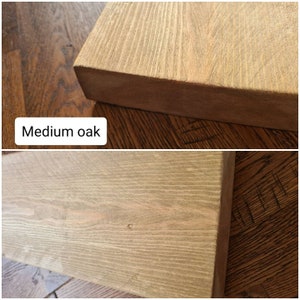 K&ouml;nnte beinhalten: Nahaufnahme einer Holzplanke mit einer mittleren Eichenbeize. Die Holzmaserung ist sichtbar und die Planke hat eine leichte Kr&uuml;mmung.