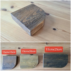 Puede incluir: Tres estantes de madera con bordes redondeados en diferentes tama&ntilde;os: 15 cm por 15 cm, 15 cm por 20 cm y 15 cm por 25 cm. Los estantes est&aacute;n hechos de madera marr&oacute;n oscura con un acabado r&uacute;stico.
