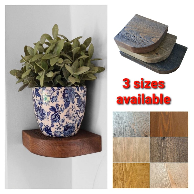 Puede incluir: Una estanter&iacute;a de esquina de madera con un acabado en madera natural y una planta en una maceta floral azul y blanca en la parte superior. La estanter&iacute;a est&aacute; disponible en tres tama&ntilde;os. La imagen tambi&eacute;n muestra una variedad de acabados de madera.