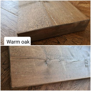 K&ouml;nnte beinhalten: Nahaufnahme einer warmen Eichenholzfl&auml;che mit nat&uuml;rlicher Holzmaserung. Das Holz hat einen leicht abgenutzten Look mit Knoten und Unvollkommenheiten. Die Oberfl&auml;che ist glatt und poliert.