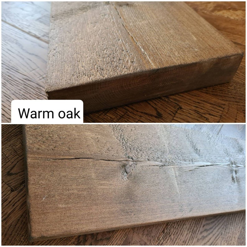 K&ouml;nnte beinhalten: Nahaufnahme einer warmen Eichenholzfl&auml;che mit nat&uuml;rlicher Holzmaserung. Das Holz hat einen leicht abgenutzten Look mit Knoten und Unvollkommenheiten. Die Oberfl&auml;che ist glatt und poliert.