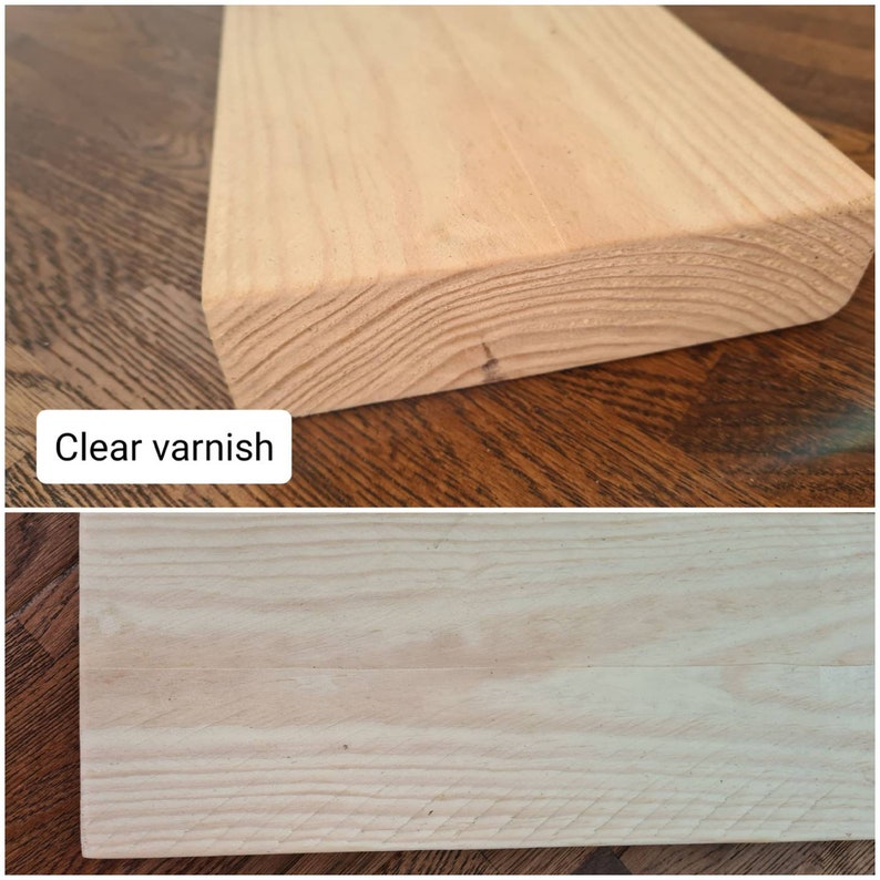 K&ouml;nnte beinhalten: Nahaufnahme eines Holzst&uuml;cks in hellbrauner Farbe. Das Holz hat eine glatte Oberfl&auml;che und eine klare Lackierung. Der Text "Klarlack" ist unter dem Holz sichtbar.