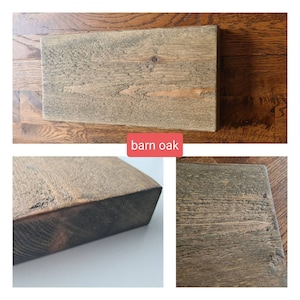 Puede incluir: Primer plano de una pieza de madera te&ntilde;ida de un color marr&oacute;n oscuro con un tono gris. La madera tiene un aspecto r&uacute;stico y desgastado. El texto "barn oak" est&aacute; impreso debajo de la madera.