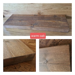 Puede incluir: Primer plano de una estanter&iacute;a de madera te&ntilde;ida en color roble c&aacute;lido. La estanter&iacute;a tiene un aspecto r&uacute;stico con nudos y patrones de veta visibles. La madera es lisa y pulida.