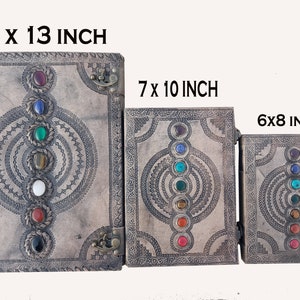 K&ouml;nnte beinhalten: Drei ledergebundene Tageb&uuml;cher mit verzierten Designs und bunten Edelsteinen. Die Tageb&uuml;cher sind in drei Gr&ouml;&szlig;en erh&auml;ltlich: 25,4 x 33 cm, 17,8 x 25,4 cm und 15,2 x 20,3 cm.