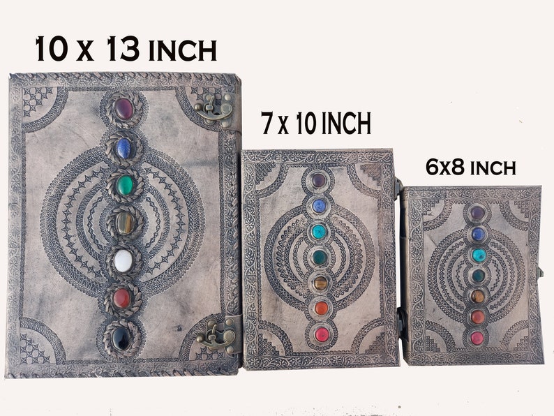 K&ouml;nnte beinhalten: Drei ledergebundene Tageb&uuml;cher mit verzierten Designs und bunten Edelsteinen. Die Tageb&uuml;cher sind in drei Gr&ouml;&szlig;en erh&auml;ltlich: 25,4 x 33 cm, 17,8 x 25,4 cm und 15,2 x 20,3 cm.