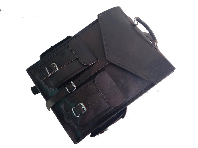 Pode incluir: Uma mochila de couro marrom com v&aacute;rios bolsos e fivelas. A mochila tem um fecho de aba e uma al&ccedil;a superior.