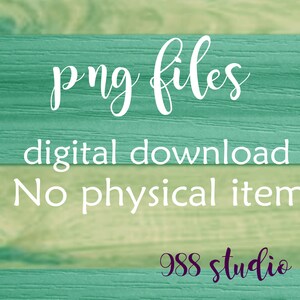 K&ouml;nnte beinhalten: Ein digitaler Download von PNG-Dateien. Der Text "png files" ist in wei&szlig;er Kursivschrift auf einem gr&uuml;nen Holzmaserungshintergrund geschrieben. Der Text "digital download" ist in wei&szlig;er serifenloser Schrift auf einem gr&uuml;nen Holzmaserungshintergrund geschrieben. Der Text "NO physical item" ist in wei&szlig;er serifenloser Schrift auf einem gr&uuml;nen Holzmaserungshintergrund geschrieben. Der Text "988 studio" ist in lilafarbener Kursivschrift auf einem gr&uuml;nen Holzmaserungshintergrund geschrieben.