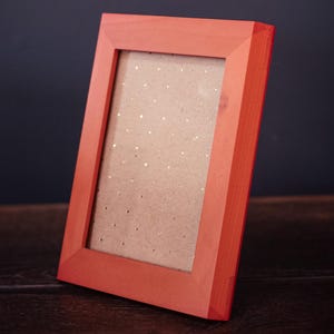 Op de afbeelding: Een set van drie keramische mokken met een gespikkelde, crèmekleurige glazuur. Elke mok heeft een ander handgeschilderd ontwerp: een blauw en groen blad, een gele bloem en een rode bes. De mokken hebben een inhoud van ongeveer 350 ml.