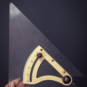 Puede incluir: Un letrero de madera rústica con la frase "Welcome to our home" en letras blancas. El letrero presenta un acabado envejecido, ideal para la decoración de la entrada.