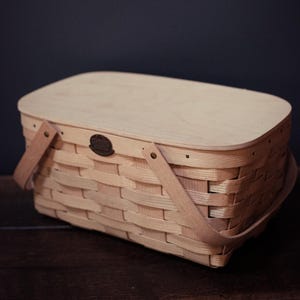 Kosz piknikowy Vintage Peterboro Basket Co z drewnianym blatem i uchwytami wahadłowymi - Kosz piknikowy Vintage White Ash dla dwóch osób z zawiasową pokrywą
