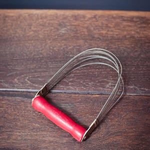 Coupe-pâte avec manche en bois rouge - ustensile de cuisine vintage de ferme de campagne