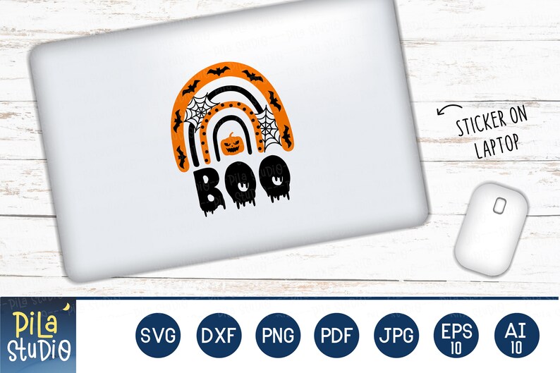 Puede incluir: Un port&aacute;til blanco con una pegatina de Halloween. La pegatina presenta un dise&ntilde;o de arco&iacute;ris con murci&eacute;lagos, telara&ntilde;as y una calabaza. La palabra "BOO" est&aacute; escrita en negro, con un efecto de goteo. Un rat&oacute;n blanco est&aacute; al lado.