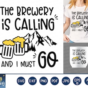 以下が含まれることがあります： 「The Brewery is Calling and I Must Go」というテキストが入った白黒のグラフィックデザイン。デザインには、ビールジョッキ2つ、山、木が描かれています。